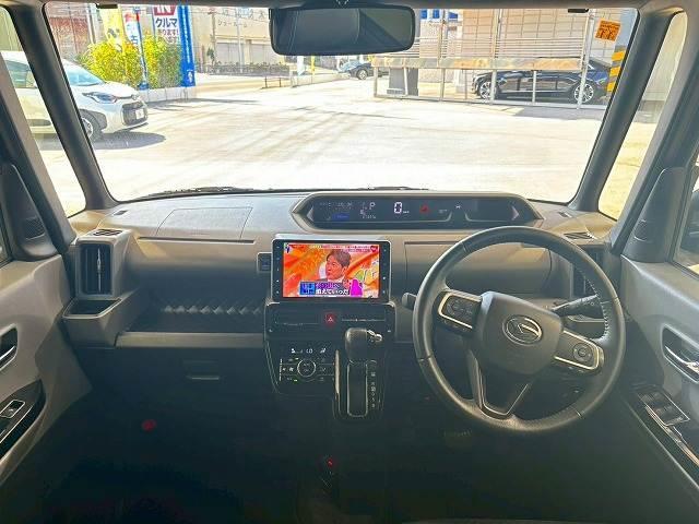 【純正ナビ】一体感のあるナビは、高級感ある車内を演出してくれます。Ｂｌｕｅｔｏｏｔｈ再生などオーディオ機能も充実しておりますので、運転もより楽しめます♪
