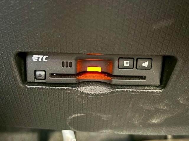 【ＥＴＣ車載器】を装備しておりますので、ご納車直後からの遠距離ドライブも可能です。土日の利用料金の割引や、朝夕の通行料金を割引料金で高速道路をお楽しみいただけます。