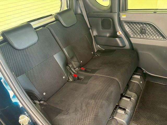 【リアシート】後部座席も気になるようなキズ・汚れやへたり等、大きなダメージはなく、良好な状態です。