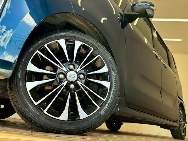 【純正アルミホイール】を装備しております。バランスのとれたアルミホイールは高速走行も安定性が高くなっております。