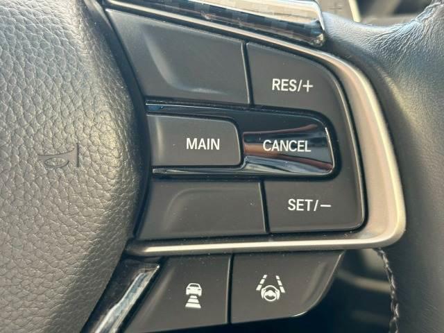 【アダプティブクルーズコントロール】高速走行時に前方のお車を追従してくれるので、長距離ドライブの疲労は大きく軽減されます。