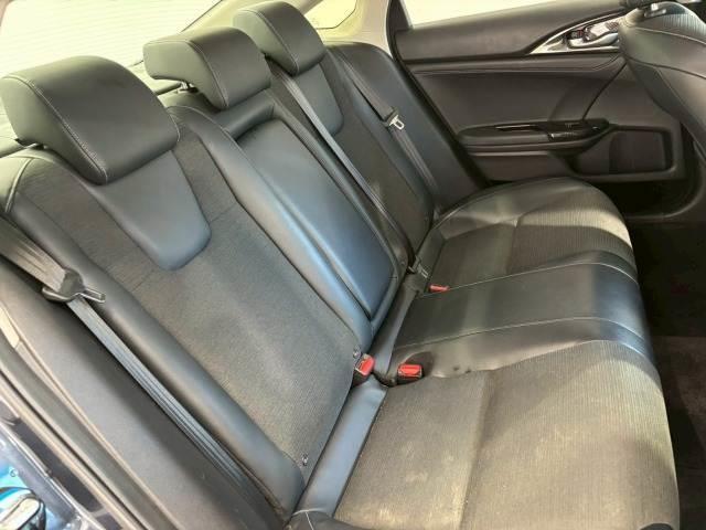 【リアシート】後部座席も気になるようなキズ・汚れやへたり等、大きなダメージはなく、良好な状態です。