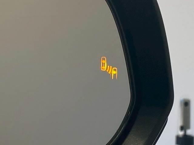 【ブラインドスポットモニター（ＢＳＭ）】車線変更時に車両後方から来る車両を検知し安全をサポートする装置です。