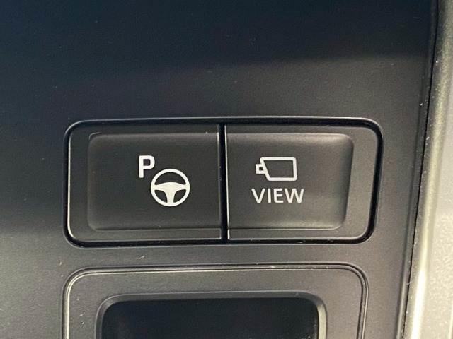 【自動駐車機能】駐車場へ到着した際に設定するだけで面倒な駐車をアシストしてくれる便利機能。