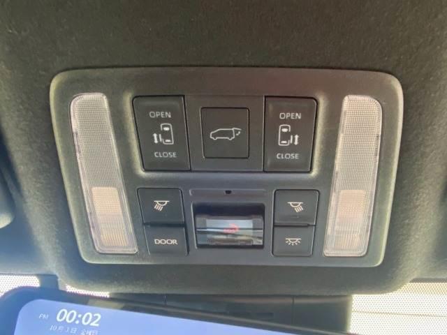 今やミニバンの定番装備となりつつある【両側電動スライドドア】運転席よりボタンひとつで開閉可能なスライドドアです。雨の日のお迎えなどに役立ちますね。