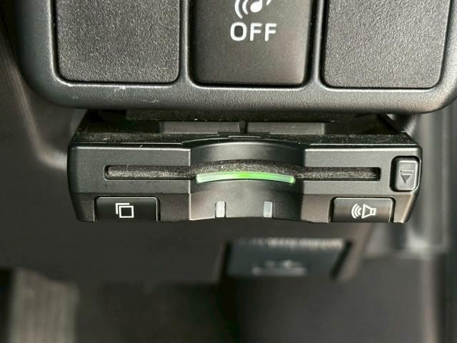 【ＥＴＣ車載器】を装備しておりますので、ご納車直後からの遠距離ドライブも可能です。土日の利用料金の割引や、朝夕の通行料金を割引料金で　高速道路をお楽しみいただけます。