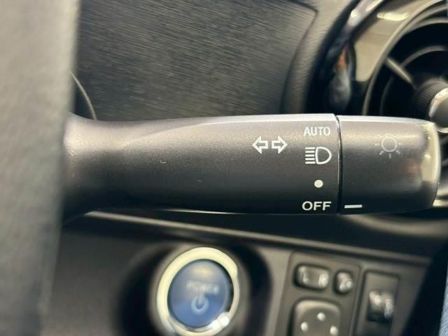 【オートライト】を搭載しております。トンネル走行時や暗くなると自動でヘッドライトが点灯します。