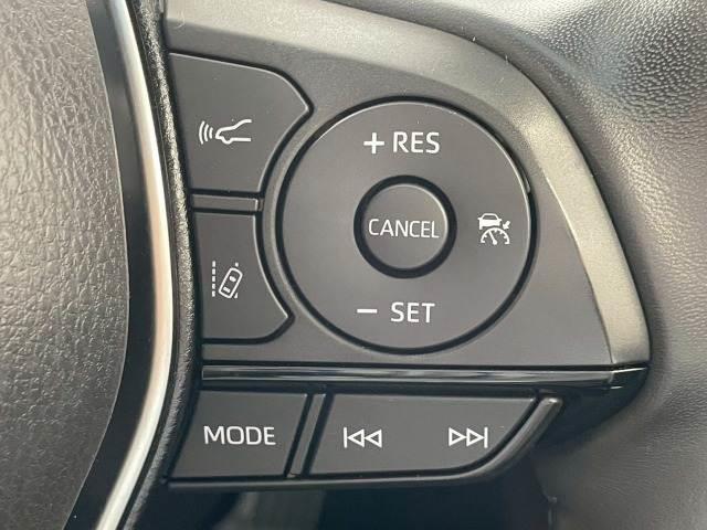 【アダプティブクルーズコントロール】高速走行時に前方のお車を追従してくれるので、長距離ドライブの疲労は大きく軽減されます。