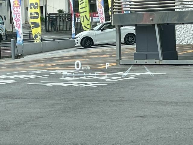 【ヘッドアップディスプレイ】を装備しております。スピードメーターやクルーズコントロールの作動状況が目線を落とさずに確認できます。