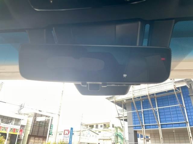 【デジタルインナーミラー】バックミラーがモニターになっており、より正確に後方確認ができますので、駐車の際などに役立ちます。