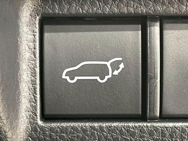 【電動リアゲート】ボタンひとつで大きなゲートも簡単に開閉可能です。高級車ならではの装備は嬉しいですね。