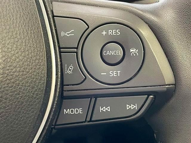 【アダプティブクルーズコントロール】高速走行時に前方のお車を追従してくれるので、長距離ドライブの疲労は大きく軽減されます。