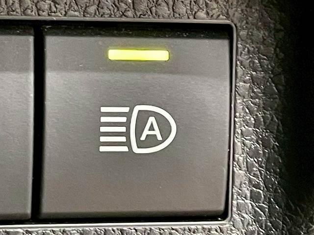 【オートマチックハイビーム】ハイビーム・ロービームをカメラで自動検知し自動で切り替えくれる便利な機能です。