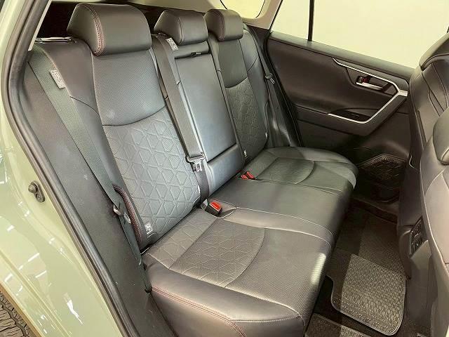 【リアシート】後部座席も気になるようなキズ・汚れやへたり等、大きなダメージはなく、良好な状態です。