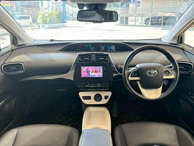 プリウス Ａツーリングセレクション　トヨタセーフティセンス　ブラインドスポットモニター　ヘッドアップディスプレイ　追従クルーズコントロール　駐車支援　ＡＣ１００Ｖ　シートヒーター　クリアランスソナー　オートマチックハイビーム　ＥＴＣ（3枚目）