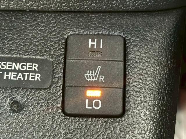 プリウス Ａツーリングセレクション　トヨタセーフティセンス　ブラインドスポットモニター　ヘッドアップディスプレイ　追従クルーズコントロール　駐車支援　ＡＣ１００Ｖ　シートヒーター　クリアランスソナー　オートマチックハイビーム　ＥＴＣ（10枚目）