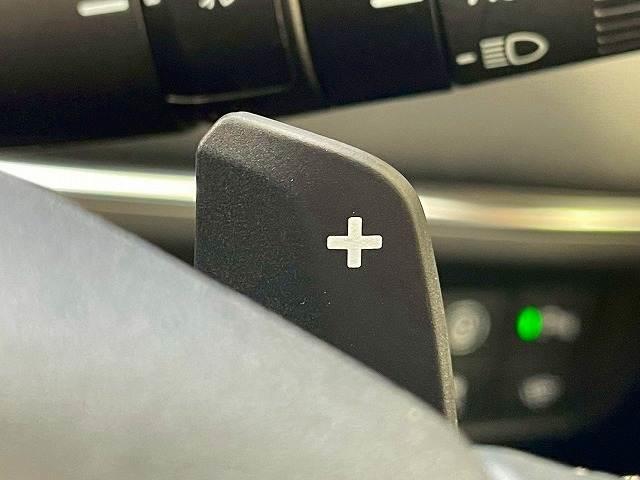 【パドルシフト】高速道路走行時など、エンジンブレーキを使用する際にはお手元で簡単にシフトダウン出来ます。