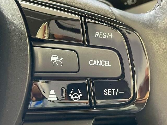 【アダプティブクルーズコントロール】高速走行時に前方のお車を追従してくれるので、長距離ドライブの疲労は大きく軽減されます。