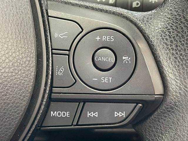 【アダプティブクルーズコントロール】高速走行時に前方のお車を追従してくれるので、長距離ドライブの疲労は大きく軽減されます。