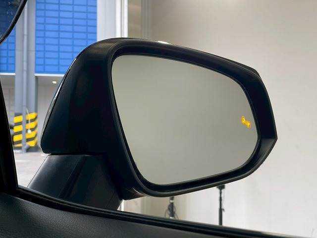 【ブラインドスポットモニター】車線変更時に後方から近づくお車をアラートしてくれます。