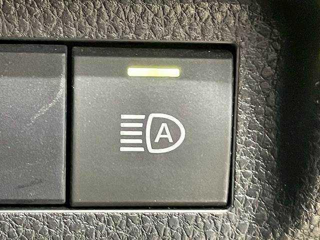 【オートマチックハイビーム】ハイビーム・ロービームをカメラで自動検知し自動で切り替えくれる便利な機能です。