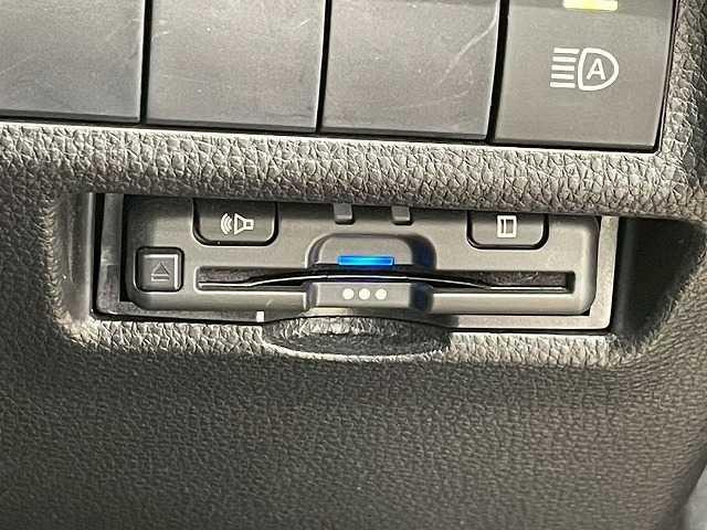 【ＥＴＣ車載器】を装備しておりますので、ご納車直後からの遠距離ドライブも可能です。土日の利用料金の割引や、朝夕の通行料金を割引料金で高速道路をお楽しみいただけます。