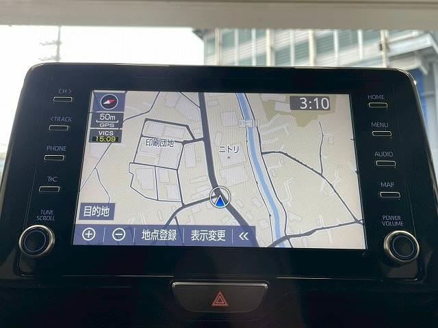【純正ディスプレイオーディオ】ＦＭ・ＡＭラジオやブルートゥース接続など多彩な機能を併せ持っており、インパネ周りがすっきりしてますね！追加オプションでナビ機能やフルセグＴＶ、ＤＶＤ再生なども可能です。