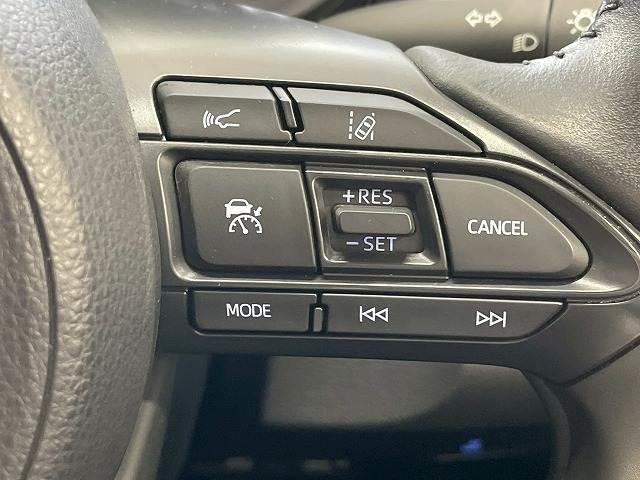 【アダプティブクルーズコントロール】高速走行時に前方のお車を追従してくれるので、長距離ドライブの疲労は大きく軽減されます。