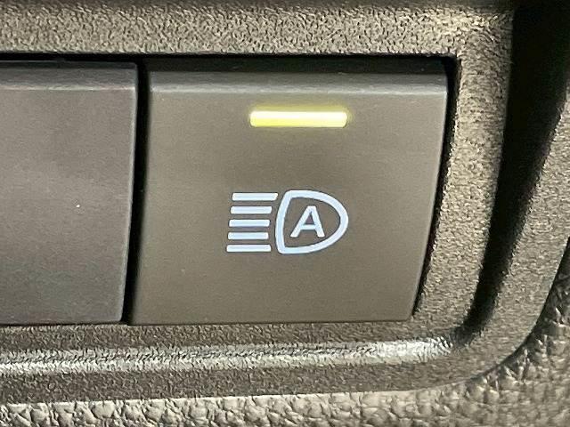 【オートマチックハイビーム】ハイビーム・ロービームをカメラで自動検知し自動で切り替えくれる便利な機能です。