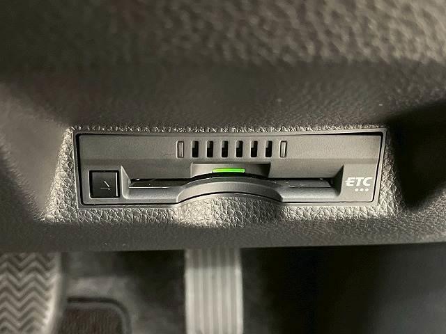 【ＥＴＣ車載器】を装備しておりますので、ご納車直後からの遠距離ドライブも可能です。土日の利用料金の割引や、朝夕の通行料金を割引料金で高速道路をお楽しみいただけます。