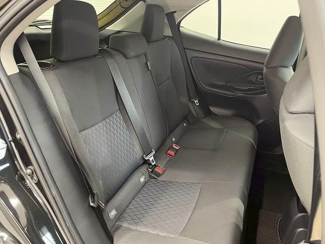 【リアシート】後部座席も気になるようなキズ・汚れやへたり等、大きなダメージはなく、良好な状態です。