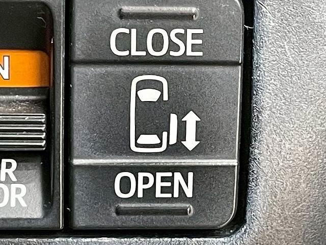 【両側パワースライドドア】運転席よりボタンひとつで開閉可能なスライドドアです。雨の日のお迎えの時など役立ちますね。