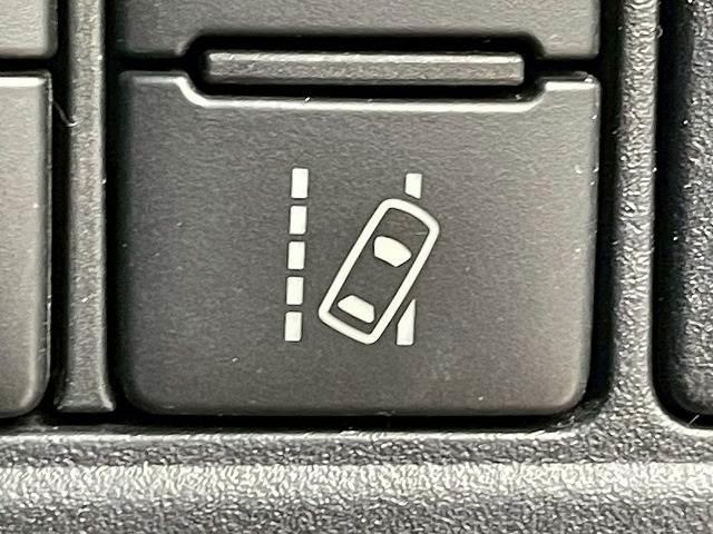 【レーンキープ】走行車線の逸脱を教えてくれる機能。走行時に、クルマが車線から外れていることをカメラが検知すると、ステアリングを微振動させてドライバーに警告します。