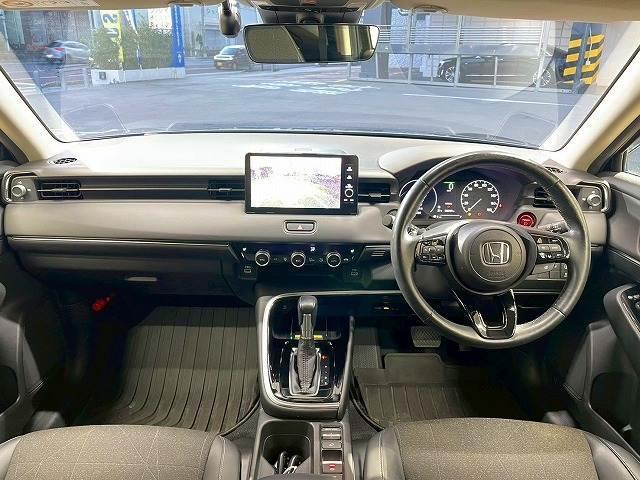 ヴェゼル ｅ：ＨＥＶ　Ｚ　メーカーオプションナビ　ホンダセンシング　置くだけ充電　ブラインドスポットモニター　追従クルーズコントロール　電動リアゲート　コーナーセンサー　ハーフレザー　パドルシフト　ＬＥＤヘッドライト　ＥＴＣ（3枚目）