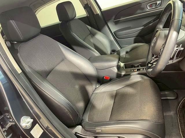 ヴェゼル ｅ：ＨＥＶ　Ｚ　メーカーオプションナビ　ホンダセンシング　置くだけ充電　ブラインドスポットモニター　追従クルーズコントロール　電動リアゲート　コーナーセンサー　ハーフレザー　パドルシフト　ＬＥＤヘッドライト　ＥＴＣ（12枚目）