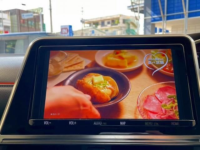 【純正ナビ】一体感のあるナビは、高級感ある車内を演出してくれます。Ｂｌｕｅｔｏｏｔｈ再生などオーディオ機能も充実しておりますので、運転もより楽しめます♪