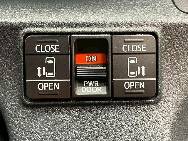 【両側パワースライドドア】運転席よりボタンひとつで開閉可能なスライドドアです。雨の日のお迎えの時など役立ちますね。