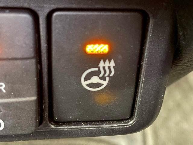 【ステアリングヒーター（ハンドルヒーター）付】寒い冬の日でも、瞬時にハンドルを温め、手元から快適な運転をサポートします。