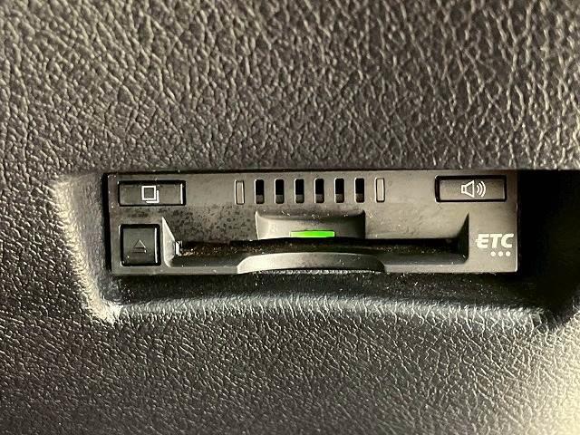 【ＥＴＣ車載器】を装備しておりますので、ご納車直後からの遠距離ドライブも可能です。土日の利用料金の割引や、朝夕の通行料金を割引料金で高速道路をお楽しみいただけます。