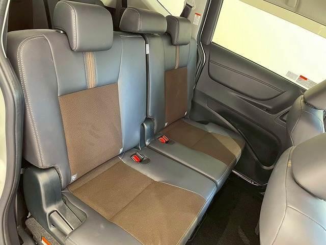 【リアシート】後部座席も気になるようなキズ・汚れやへたり等、大きなダメージはなく、良好な状態です。