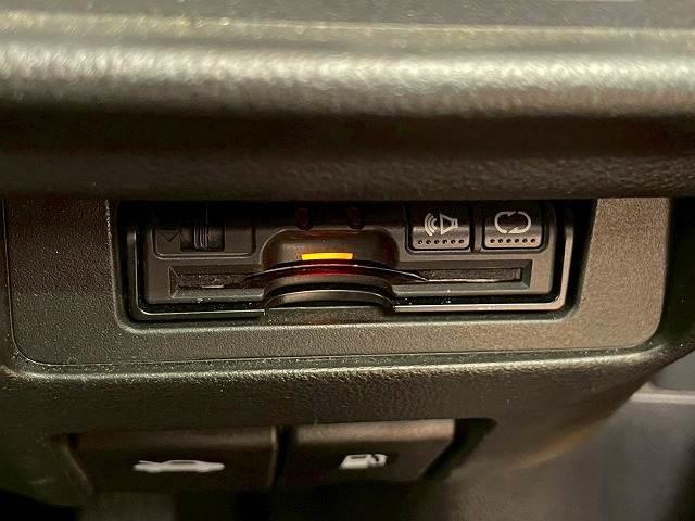 【ＥＴＣ車載器】を装備しておりますので、ご納車直後からの遠距離ドライブも可能です。土日の利用料金の割引や、朝夕の通行料金を割引料金で高速道路をお楽しみいただけます。