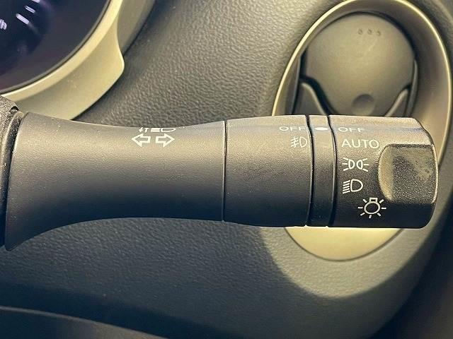 【オートライト】を搭載しております。トンネル走行時や暗くなると自動でヘッドライトが点灯します。