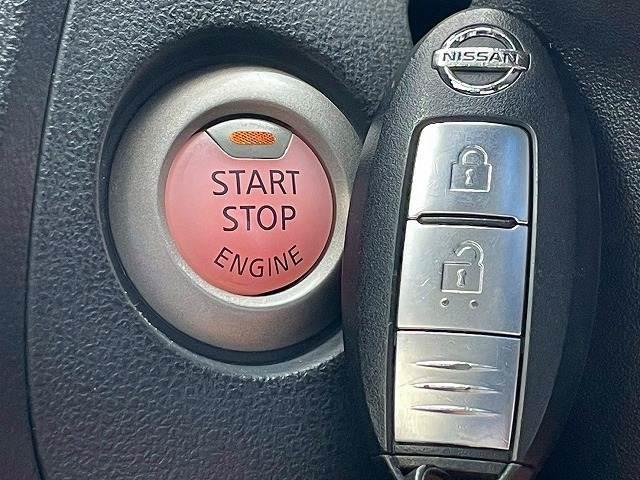 【スマートキー・プッシュスタート】キーを身につけている状態なら、ドアに付いているスイッチを押すだけで、ドアロックの開閉ができる機能。エンジン始動も便利です。