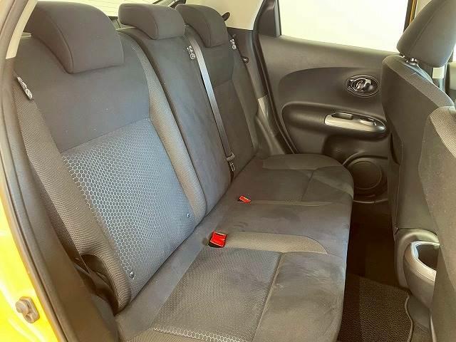 【リアシート】後部座席も気になるようなキズ・汚れやへたり等、大きなダメージはなく、良好な状態です。