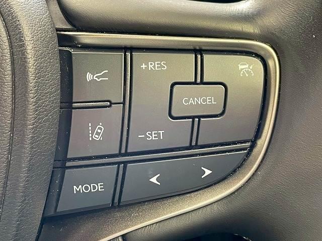 【アダプティブクルーズコントロール】高速走行時に前方のお車を追従してくれるので、長距離ドライブの疲労は大きく軽減されます。