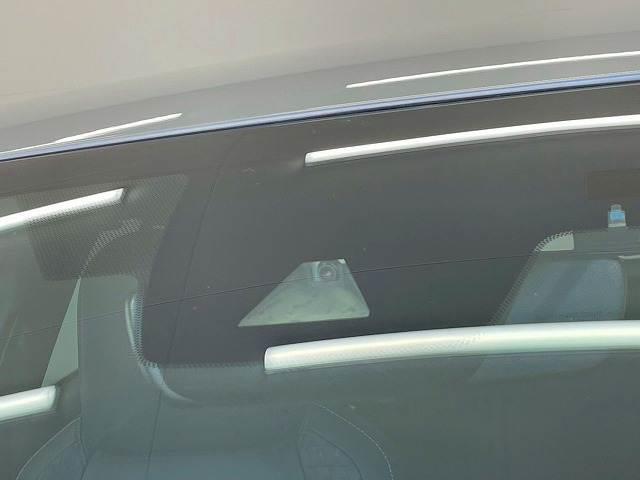 【衝突軽減ブレーキ】万が一のときにレーダーやセンサーなどが前方障害物や車両などを検知し、衝突の可能性がある際に緊急ブレーキをかける機能です。