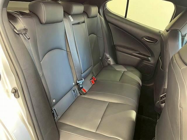 【リアシート】後部座席も気になるようなキズ・汚れやへたり等、大きなダメージはなく、良好な状態です。