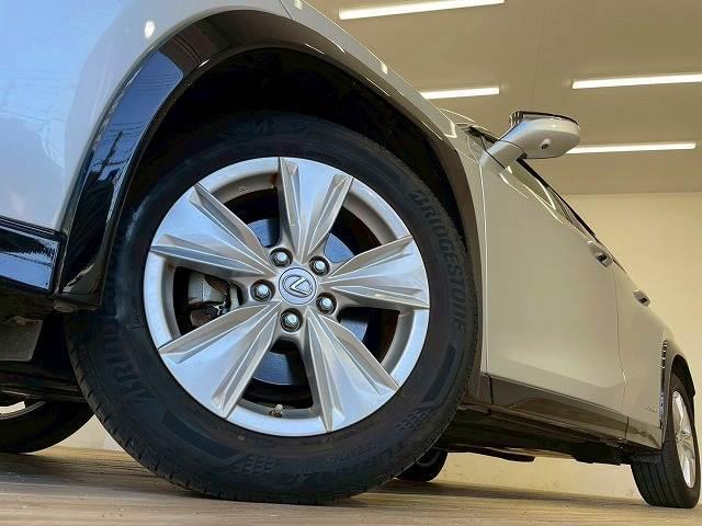 【純正アルミホイール】を装備しております。バランスのとれたアルミホイールは高速走行も安定性が高くなっております。