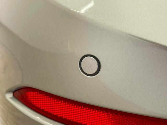 【コーナーセンサー】障害物との接近や距離を音やディスプレイ等で警告します。不慣れな駐車や安全を守ります。