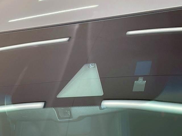 【衝突軽減ブレーキ】万が一のときにレーダーやセンサーなどが前方障害物や車両などを検知し、衝突の可能性がある際に緊急ブレーキをかける機能です。